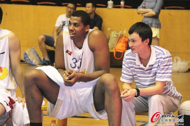 NBA-湖人VS灰熊 东契奇带球突破