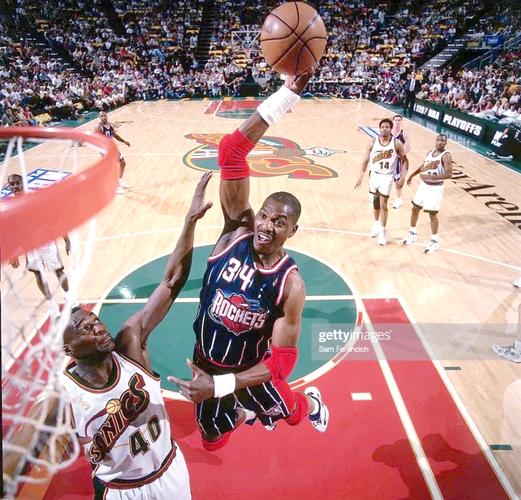 CBA常规赛12轮：广东主场险胜深圳