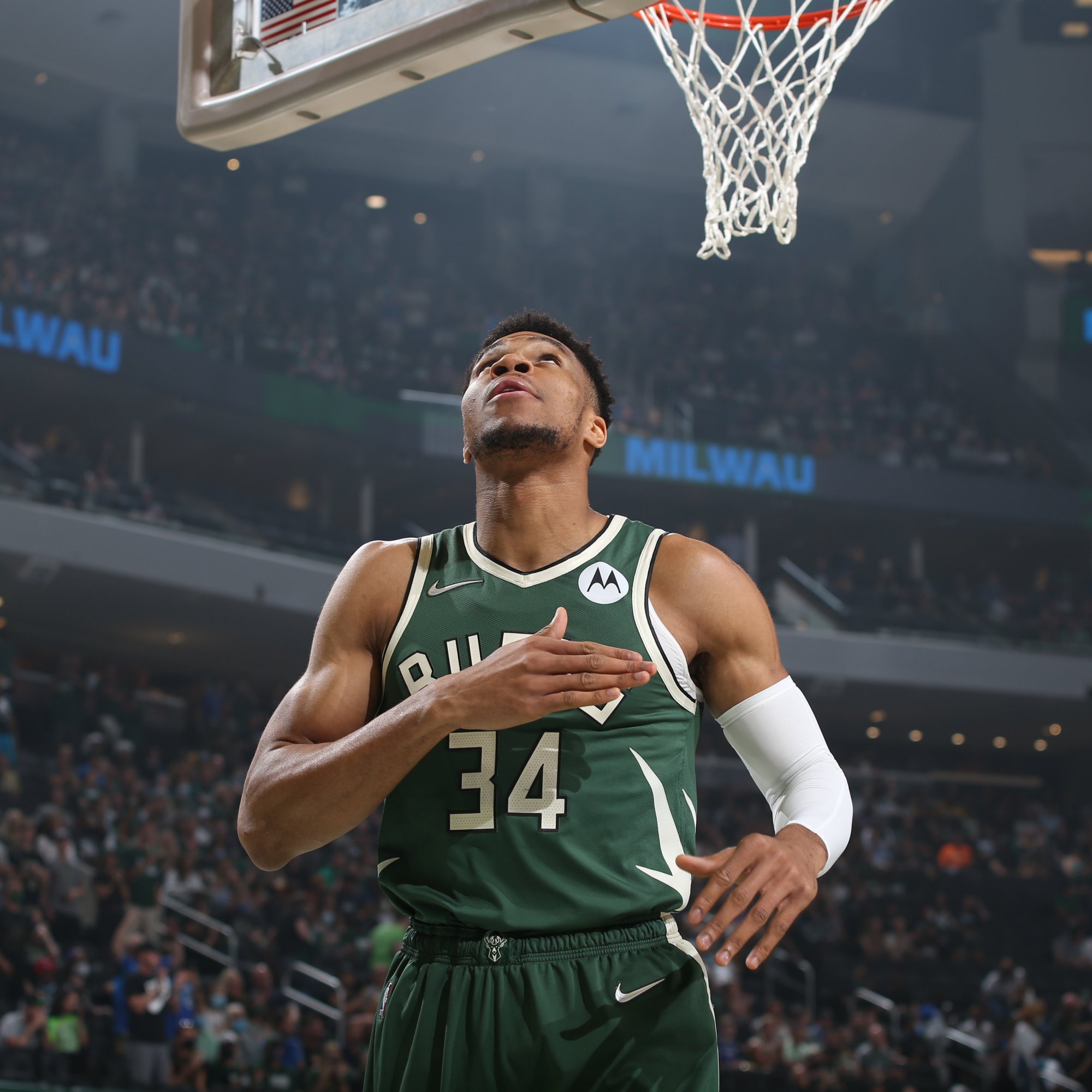 足球英超豪门逆转取胜，主帅赛后握拳怒吼